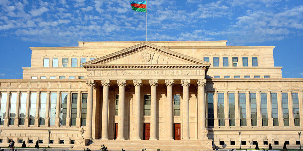 Ali Məhkəmənin Elmi-məsləhət şurasının iclasında ad-hoc üzv kimi iştirak etmək istəyən şəxslərə müraciət