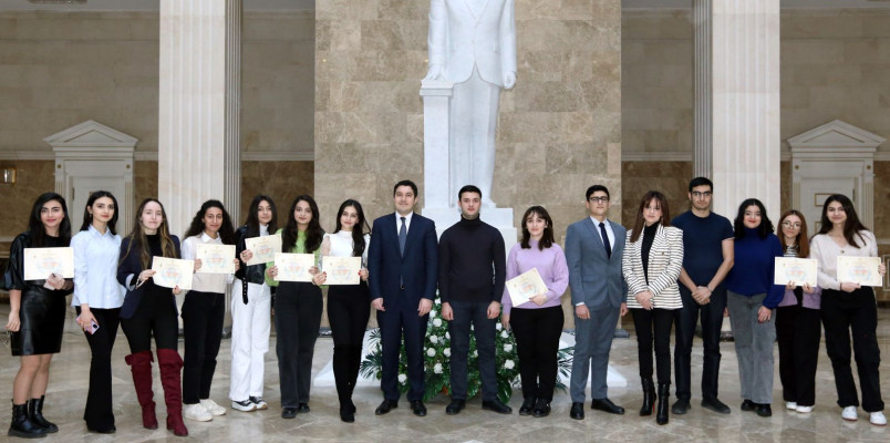 Azərbaycan Respublikası Ali Məhkəməsində fəaliyyət göstərən könüllülərə sertifikatlar təqdim edilib