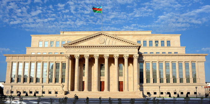 Ali Məhkəmənin Elmi-məsləhət şurasının iclasında ad-hoc üzv kimi iştirak etmək istəyən şəxslərə müraciət